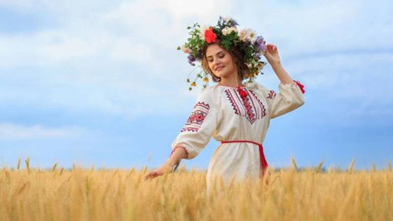 &laquo;Яскраво-червоним мають вишиватися сорочки лише для молодих дівчат&raquo; &ndash; вінницька майстриня
