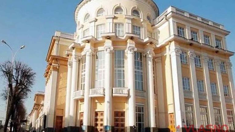 Сім'я заступника голови Вінницької ОДА будує будинок на майже 200 квадратів з великим гаражем та погребом