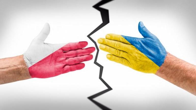 Поляки виганяють українців додому з кулаками