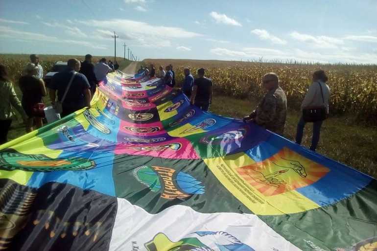 Вінницькі волонтери пронесли знамена бойових підрозділів святою долиною