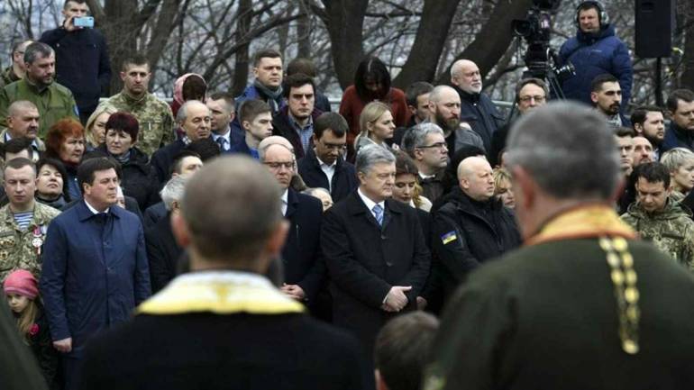 Порошенко разом з Єпіфанієм та іншими політиками  в &laquo;режим тиші&raquo; молилсь за чесні вибори