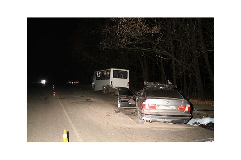 Аарія сталася на Гніванському шосе в селі Агрономічне, коли 34-річний водій з Тиврівського району на "BMW 525" в'їхав у маршрутку &laquo;Вінниця &mdash; Сутиски&raquo;.