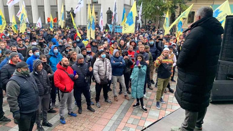 Понад півтори сотні вінницьких &laquo;євробляхерів&raquo; протестують у Києві за доступне розмитнення авто