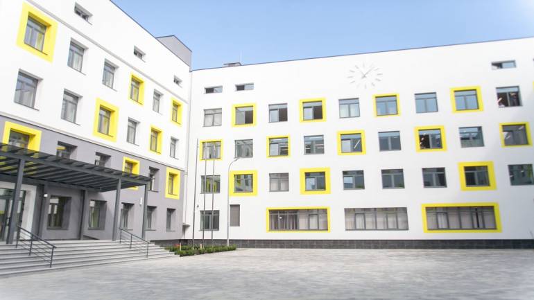 Вінничани вимагають від місцевої влади побудувати нову школу на Привокзальній