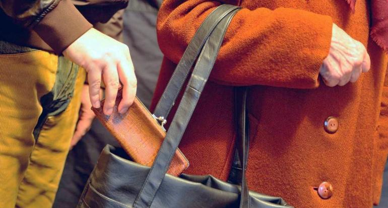 Житель Жмеринського району на ринку у Вінниці вкрав у пенсіонерки гаманець і одразу був затриманий