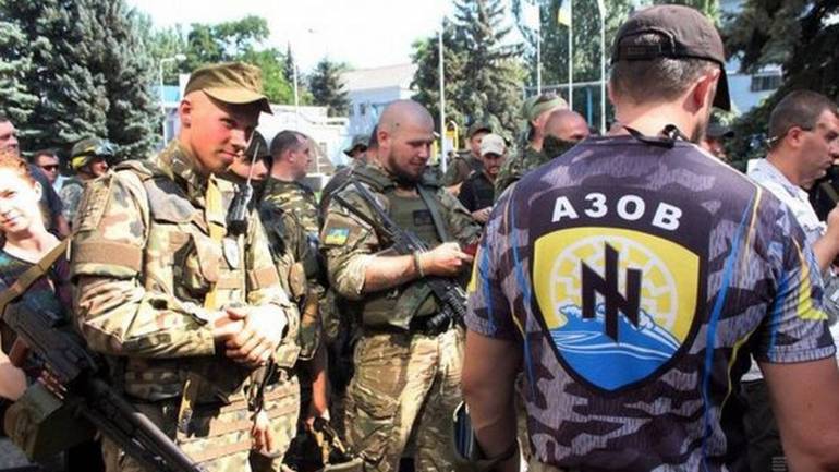 На врученні нагород ветеран &laquo;Азова&raquo; не потиснув руку Порошенку (ВІДЕО)