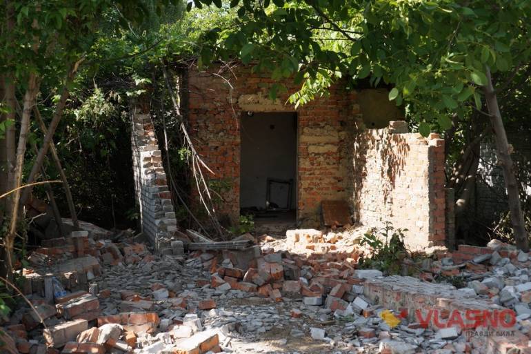 Комунальники під наглядом муніципальної поліції розібрали &laquo;Деруни&raquo; фото