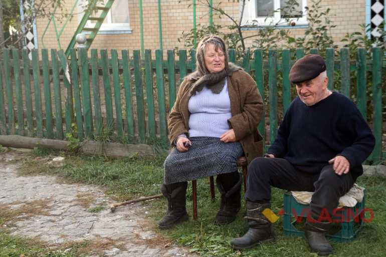Снаряд зруйнував будинок Ковальчуків: подружжя обживається у новій оселі