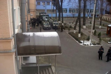 У двір Вінницької облдержадміністрації пригнали &ldquo;автозаки&rdquo; та бронетранспортери