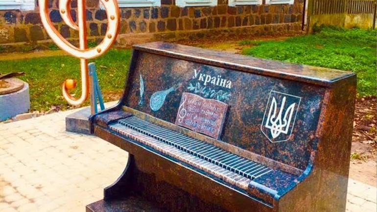 На Вінниччині на місці демонтованої скульптури Леніна встановили піаніно