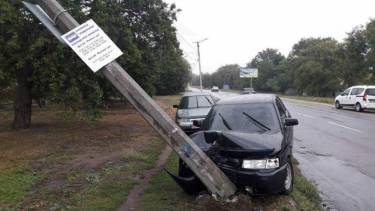 На Вінниччині водій залишив людей без світла
