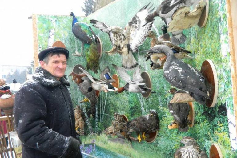 На Вінниччині мисливець виготовляє зі шкіри мертвих тварин реалістичні опудала