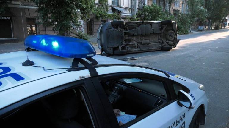 Автомобіль з виборчими бюлетенями потрапив у ДТП у Херсоні