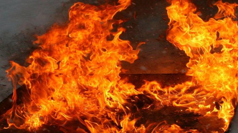 У Житомирі горить 3000 квадратних метрів картонного комбінату