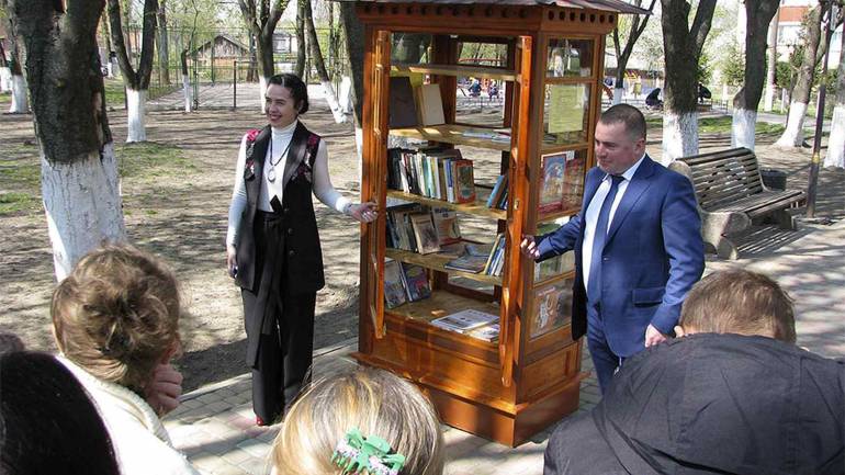 Вінничани можуть безкоштовно взяти книгу у вуличній бібліотеці
