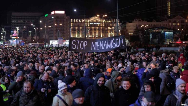 У Польщі тисячі людей взяли участь у маршах пам'яті на честь мера Гданська