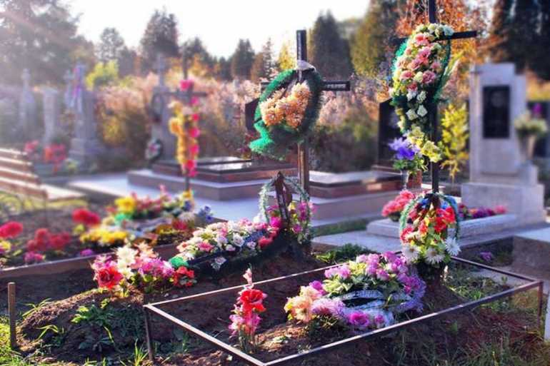 штучні квіти на кладовищі фото