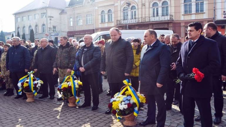 Активіст жбурнув кошиком квітів у голову Тячівської РДА