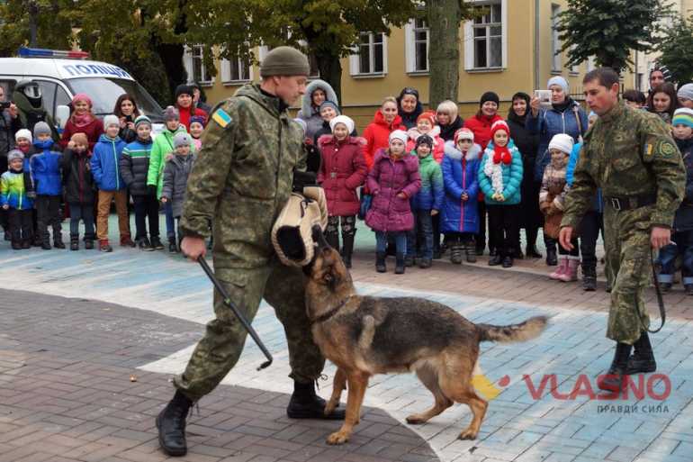 кінологи навчають дітей фото
