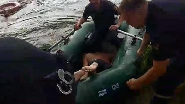 На Вінниччині "надзвичайники" врятували чоловіка, який ледве не потонув