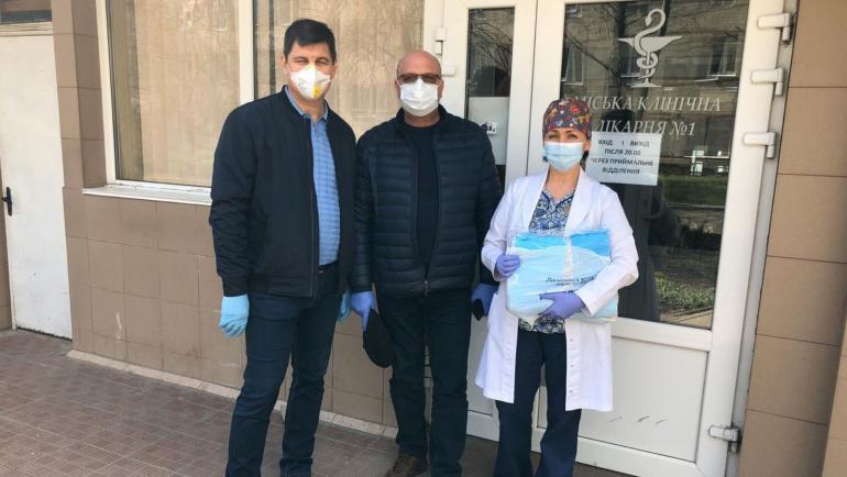 Маски, халати, та ящики продуктів: вінницькі &ldquo;батьківщинівці&rdquo; передали допомогу кардіоцентру та будинку престарілих