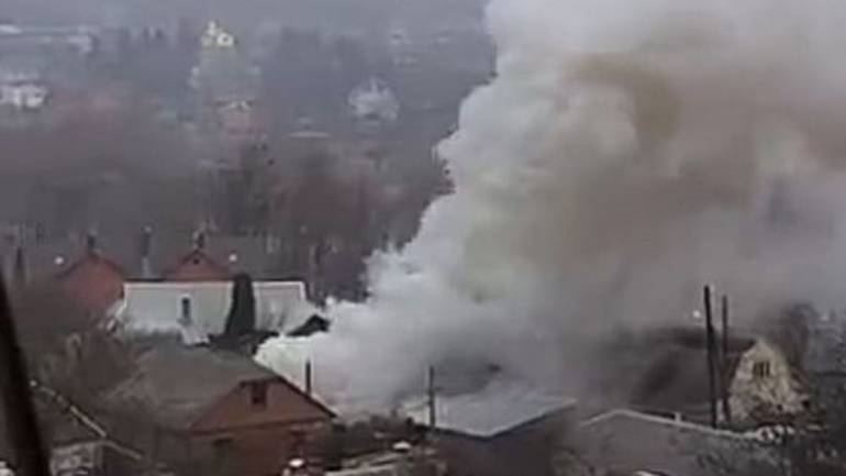 &laquo;Три пожежних та &laquo;швидка&raquo;: на вулиці Київська загорівся будинок (ФОТО)
