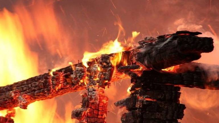 В одному з районів Вінниччини серед ночі загорівся будинок