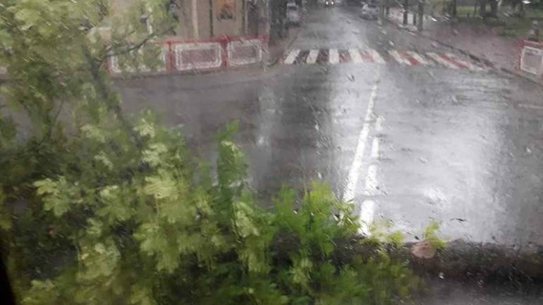 Повалені дерева та затоплені дороги: на Вінниччині пройшов буревій