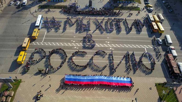 У Луганську люди влаштували флешмоб &laquo;Ми хочемо в Росію&raquo;
