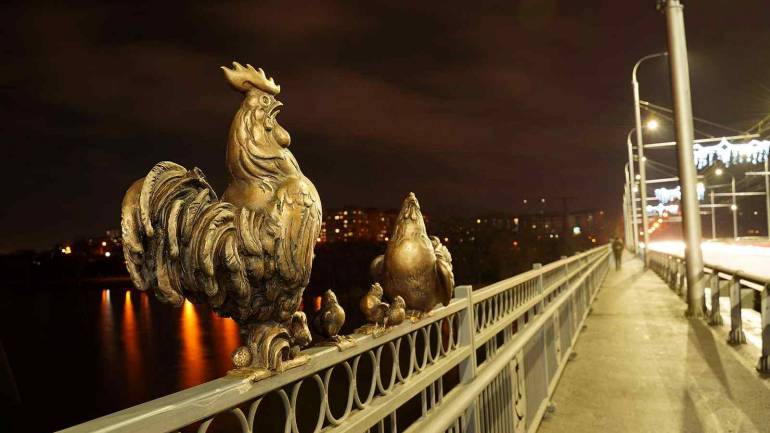 На Київському мосту з'явився півник з курчатами (ФОТО)