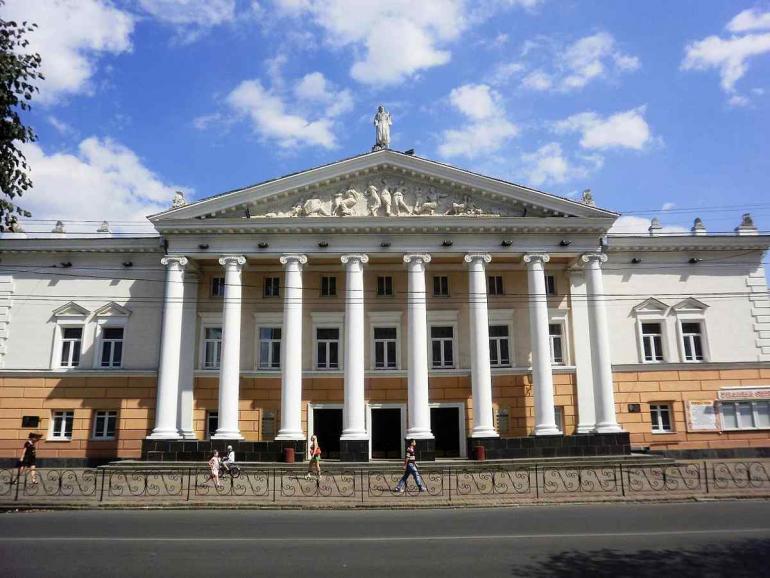 Акторів Вінницького театру ім. Садовського вдруге відправили на карантин