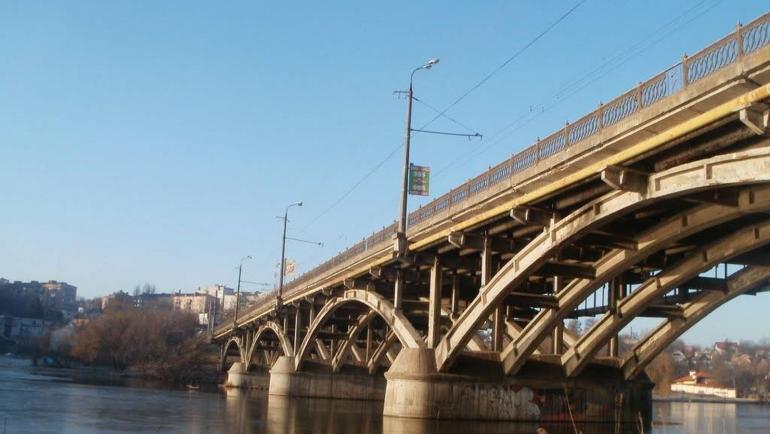 Понад 13 мільйонів гривень на ремонті Київського мосту заробить ще й &laquo;дочка&raquo; київської фірми