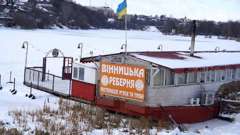 Єдиний плавучий заклад у Вінниці створили брат з сестрою (ВІДЕО)