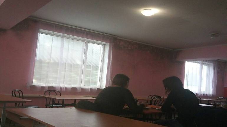 На Миколаївщині у школі на дітей обвалилася стеля