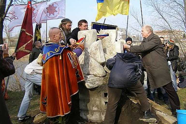 встановлення хреста на Кемпі фото