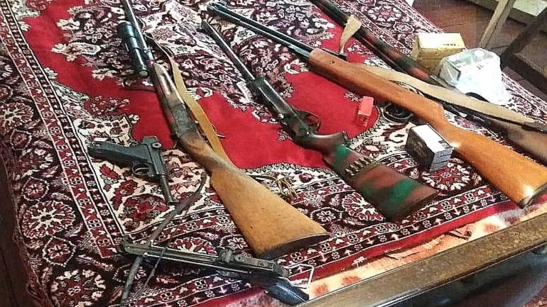 Мешканець Вінницького району зберігав вдома мисливські рушниці, гвинтівку, пістолети