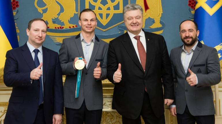 Олімпійському чемпіону Абраменку Президент вручив орден і сертифікат на квартиру