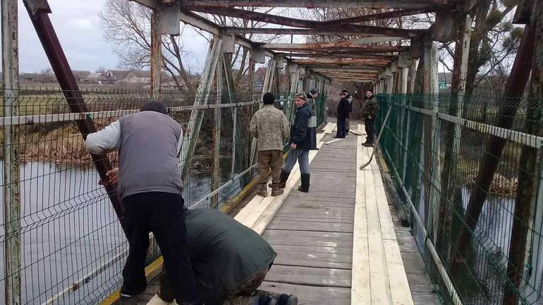 В селі на Вінниччині люди самі полагодили міст