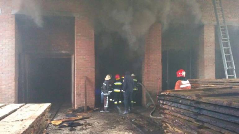 У Вінниці загорілася сушарка з деревиною: 16 рятувальників боролися з вогнем