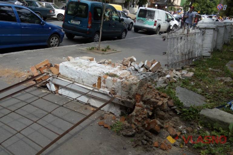 зруйнований паркан поблизу колишнього ринку "Супутник" у Вінниці фото