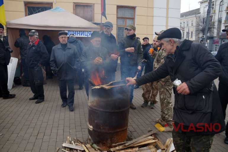 Ватра з бочок, канапки з салом та вільний мікрофон: у Вінниці &laquo;ожив&raquo; Майдан (ФОТО)