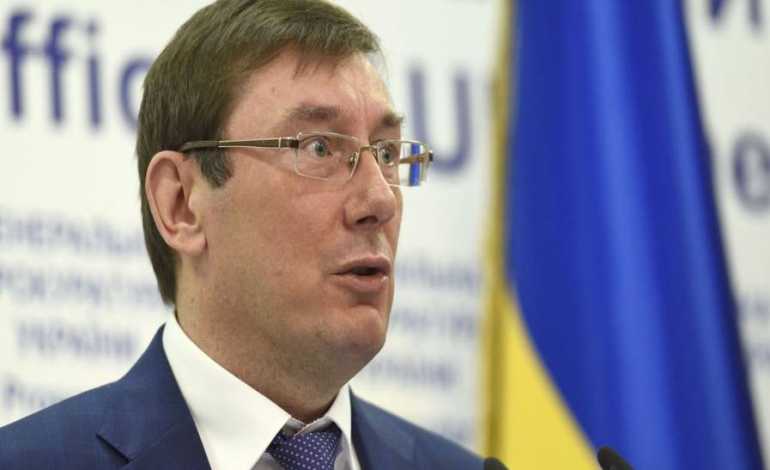 Біля будинку Юрія Луценка проходить акція &laquo;Ковдра для генпрокурора&raquo;