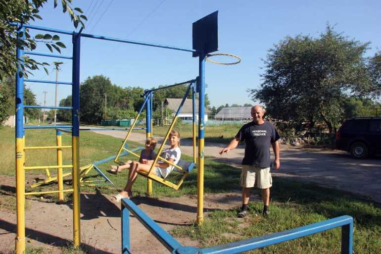 На Вінниччині чоловік збудував дитячий майданчик фото