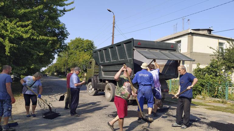 На Вінниччині за сприянням ВО "Батьківщина" селяни власноруч відремонтували дві дороги