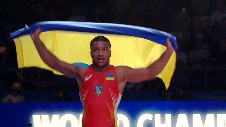 Депутат від &laquo;Слуга народу&raquo; переміг угорця на змаганнях з греко-римської боротьби