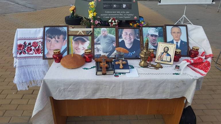 Сьогодні вінничани вшановують пам'ять воїнів, які загинули в АТО (ФОТО)(ОНЛАЙН-ТРАНСЛЯЦІЯ)