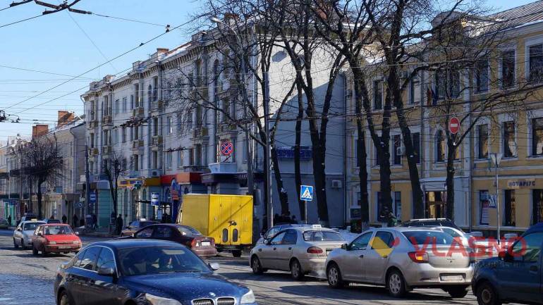 Вінницькі таксисти скаржаться на відсутність парковок і тішаться гарними дорогами (ФОТО)