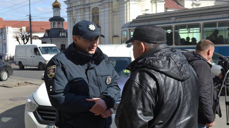 Вінницькі патрульні &laquo;вмовляли&raquo; пішоходів не порушувати правила