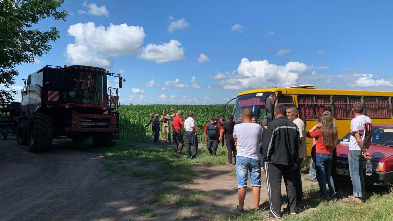 На Козятинщині майже сотня селян з комбайном та технікою пішли на рейдерів (ВІДЕО)