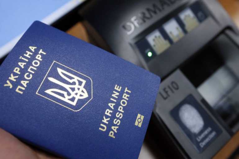 Для отримання міграційних адмінпослуг вінничани шикуються в електронну чергу